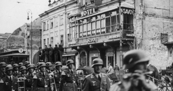 "Gdzie dwóch Polaków, tam trzy zdania" - mówi nasze przysłowie. Powiedzenie to trafnie charakteryzuje nasz narodowy charakter. Można go oceniać pozytywnie: jesteśmy skłonni do pluralizmu opinii. Można też wskazywać na wrodzoną skłonność do kłótliwości, predylekcję do stawiania na swoim, nadmierną bezkompromisowość. A co jeśli Polak spotyka się z innym Europejczykiem? W dodatku jeśli dyskutują na tak konfliktogenny temat jak II wojna światowa? 