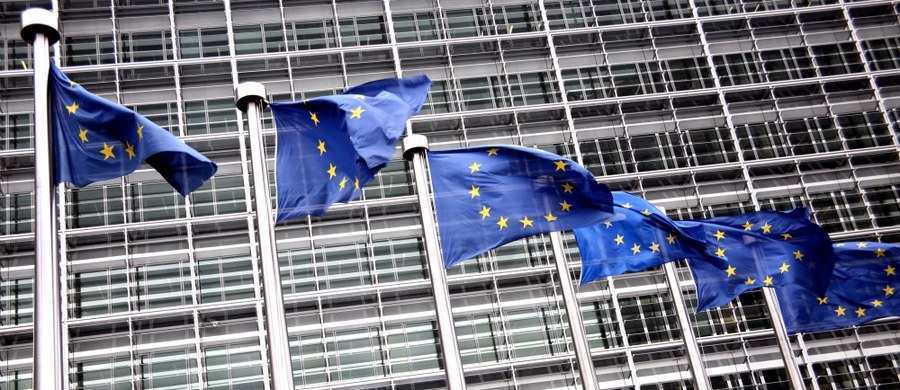 ​Komisja Europejska poinformowała, że przeszła do drugiego etapu w procedurze wobec Polski o naruszenie prawa UE, w związku z ustawą o ustroju sądów powszechnych, która zdaniem Komisji podważa niezależność polskich sędziów.