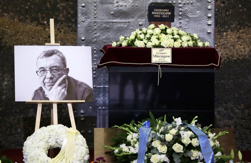 Grzegorz Miecugow spoczął w piątek, 1 września, na Cmentarzu Wojskowym na warszawskich Powązkach. Został pochowany przy dźwiękach utworu "Niepokonani" wykonanego przez wokalistę grupy Perfect, Grzegorza Markowskiego.