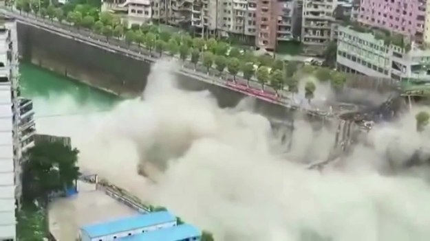 Nie wiadomo, ile trwała budowa tego chińskiego mostu. Wiadomo, ze miał 41 lat, a zniszczono go... w sekundę. Zobaczcie spektakularną akcję wyburzania.