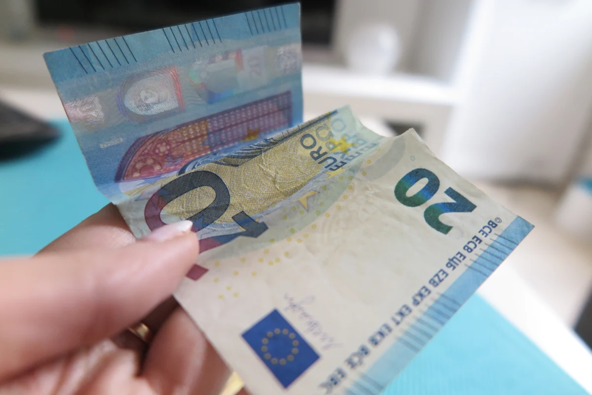 Jeśli rząd Węgier zwróci się do Komisji Europejskiej z wnioskiem o wsparcie ochrony granic, to KE jest gotowa go przeanalizować - zadeklarował jej rzecznik. Zastrzegł, że KE nie finansuje budowy ogrodzeń, a solidarność działa w dwie strony.