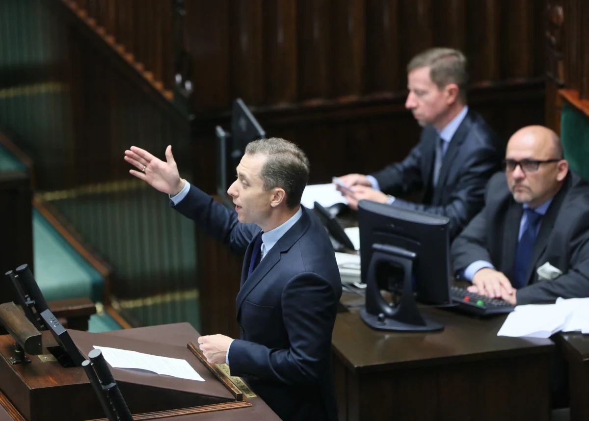 "Posiedzenie Sejmu 16 grudnia było farsą. Marszałek przekroczył swoje uprawnienia między innymi nie dopuszczając posłów opozycji do stołu prezydialnego" - tak Cezary Tomczyk z Platformy Obywatelskiej tłumaczy skierowanie do prokuratury zażalenia w sprawie umorzenia poprzedniej skargi związanej z grudniowymi głosowaniami w Sali Kolumnowej. Salą plenarną blokowali wtedy posłowie PO - posiedzenie przeniesiono więc do Sali Kolumnowej, a opozycja kwestionowała legalność przeprowadzonych tak głosowań.