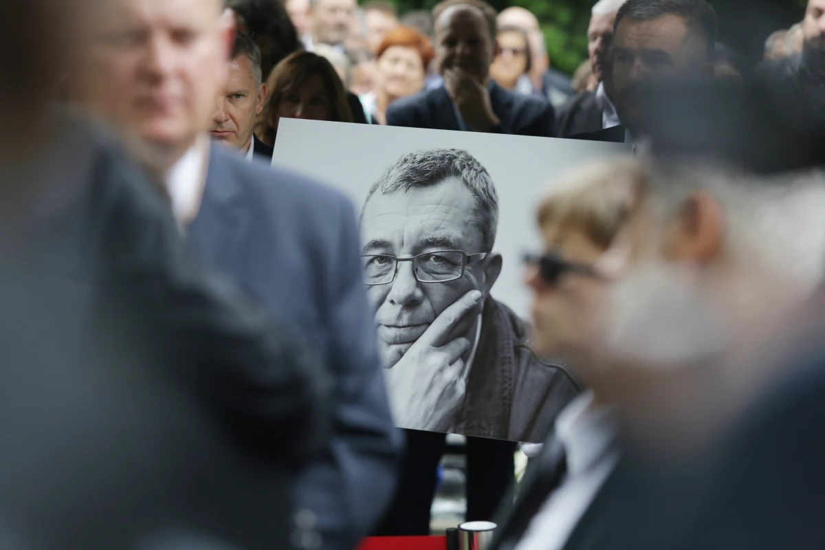 "Był dla nas wzorem dziennikarstwa, pokazał, że to sposób na życie; będzie nam brakować jego ciepła i dowcipu" - tak mówili rodzina, współpracownicy i przyjaciele o zmarłym dziennikarzu Grzegorzu Miecugowie, który spoczął na Cmentarzu Wojskowym na Powązkach.