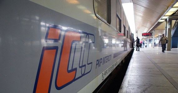 Maszynista pociągu PKP Intercity, jadącego do Suwałk, zostawił pasażerów na stacji Tłuszcz i wysiadł z pociągu, bo skończył mu się czas pracy. PKP Intercity wyjaśnia sprawę - powiedziała rzeczniczka tej instytucji Agnieszka Serbeńska.