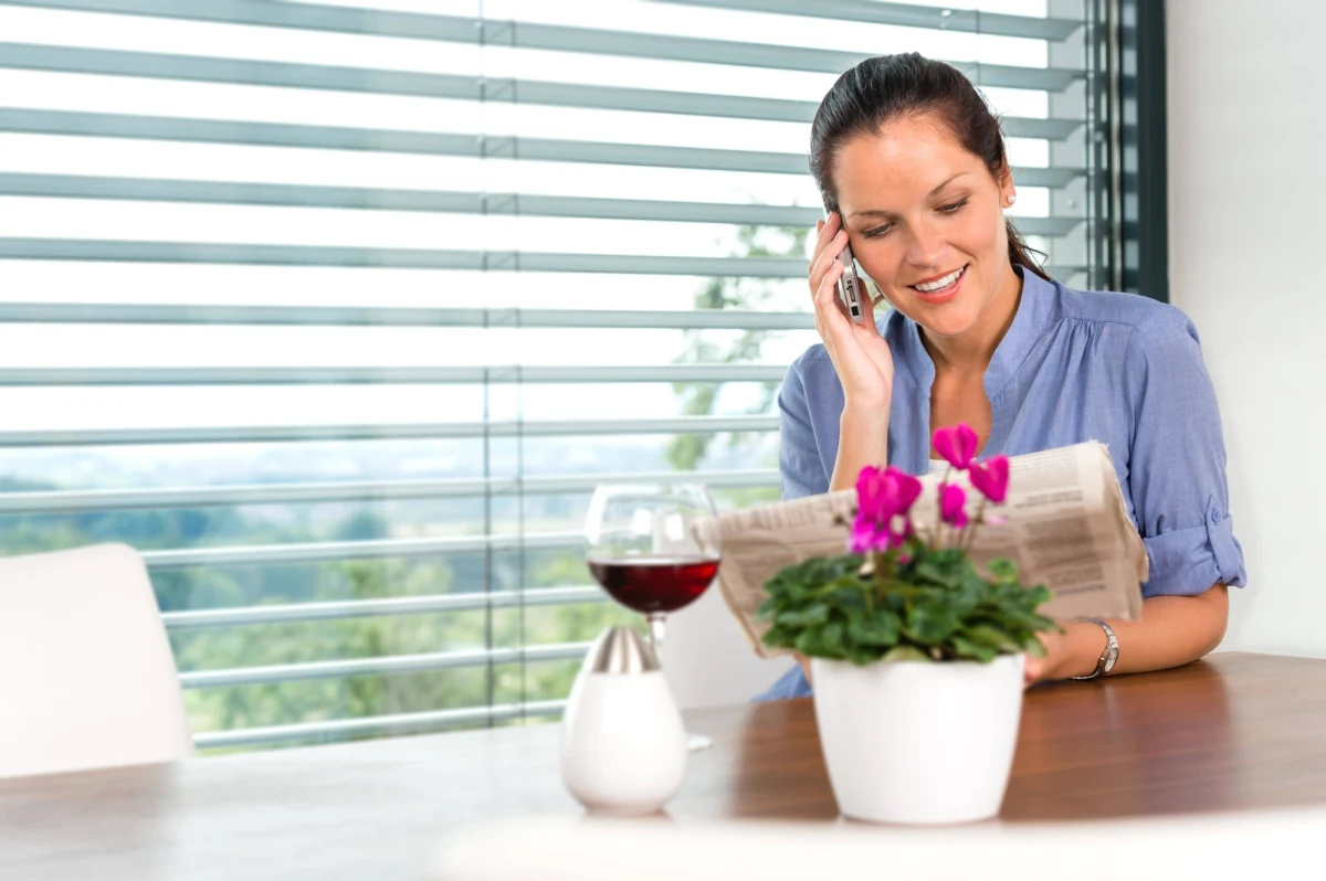 O telefonie i telefonowaniu z punktu widzenia savoir-vivre’u można by mówić długo i ciekawie. W jakich godzinach dzwonić? Kto powinien się przedstawić jako pierwszy? Jak powinno brzmieć nagranie na poczcie głosowej? To tylko niektóre pytania, które zazwyczaj nurtują uczestników moich szkoleń. 