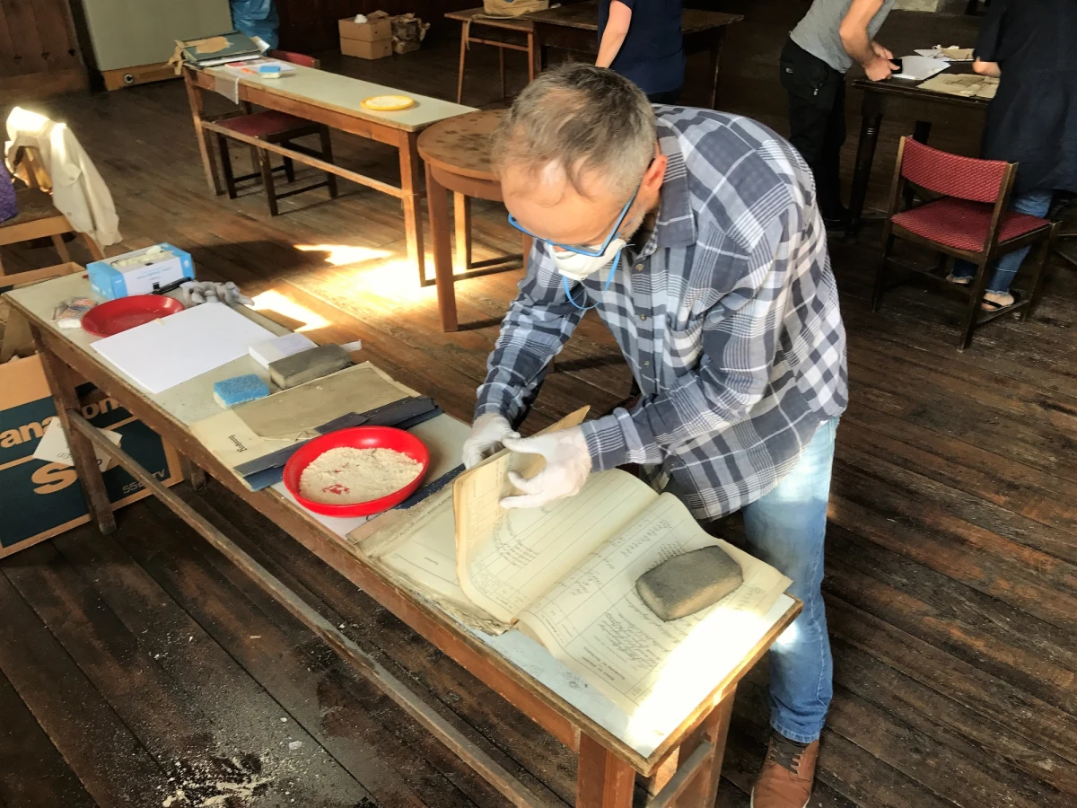 Niezwykła akcja ratowania archiwum kościelnego w Kłodzku na Dolnym Śląsku. Od maja, każdego dnia grupa od kilku do kilkunastu wolontariuszy, kartka po kartce, dokument po dokumencie czyści historyczne zbiory. To prawdopodobnie pierwsze prace na taką skalę w tym miejscu. Mowa o ogromnych zbiorach. To ponad 150 metrów bieżących dokumentów. Najstarsze z nich pochodzą z XIII wieku. 