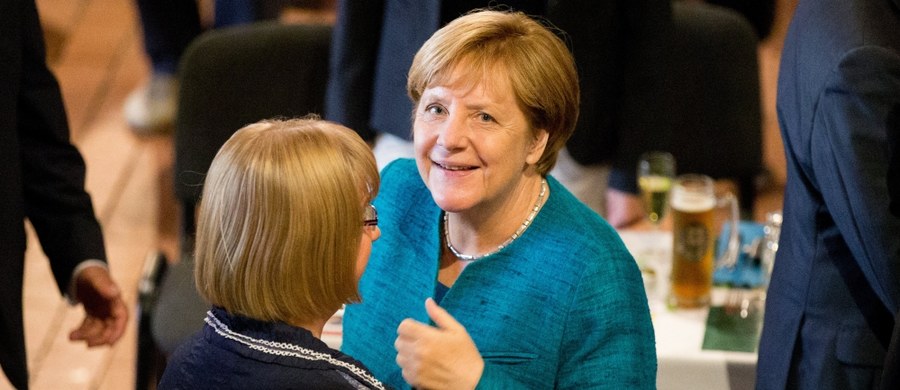 Kanclerz Niemiec Angela Merkel opowiedziała się w wywiadzie dla dziennika "Rheinische Post" za utrzymaniem obowiązujących od dwóch lat kontroli granicznych. Komisja Europejska, której zgoda jest do tego konieczna, rozumie argumenty Berlina - dodała.