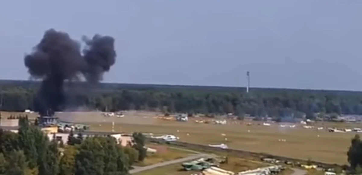 Na podmoskiewskim lotnisku Bałaszycha podczas pokazów lotniczych doszło do katastrofy rosyjskiego dwupłatowca An-2, który zawadził skrzydłem o ziemię i rozbił się na oczach widzów. Zginął pilot i obecny na pokładzie fotoreporter.