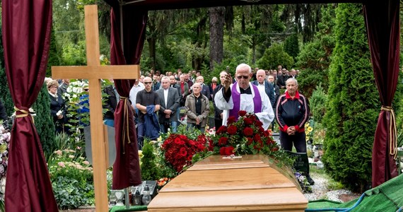 Rodzina, osoby ze świata sportu, polityki, przyjaciele i setki kibiców pożegnali w sobotę we Wrocławiu na cmentarzu Grabiszyńskim Adama Wójcika. Jeden z najwybitniejszych polskich koszykarzy zmarł tydzień temu na chorobę nowotworową. Miał 47 lat.