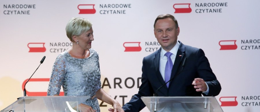 W Instytucie Głuchoniemych im. ks. Jakuba Falkowskiego w Warszawie prezydent Andrzej Duda z małżonką Agatą Kornhauser-Dudą uczestniczyli w Narodowym Czytaniu "Wesela". Po raz pierwszy w historii przedstawiono sceny z "Wesela" w tłumaczeniu na polski język migowy.