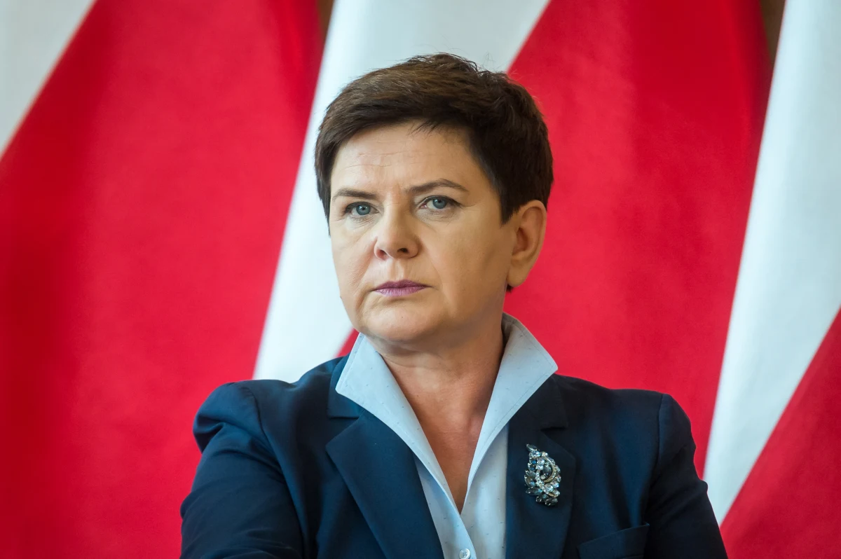 "Domagamy się przestrzegania traktatów unijnych i nie akceptujemy dyktatu największych państw. Mamy po swojej stronie silne argumenty" - mówi premier Beata Szydło w wywiadzie dla tygodnika "Sieci".
