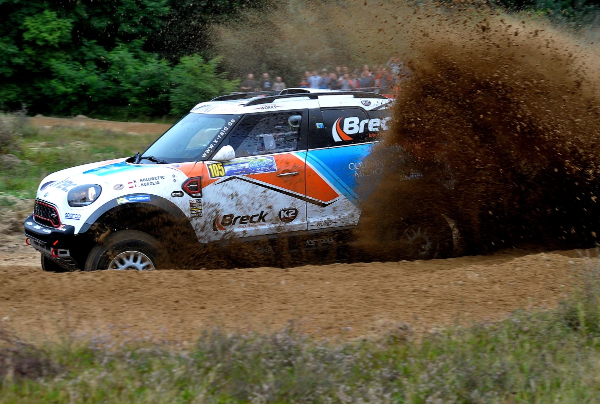 Krzysztof Hołowczyc i Łukasz Kurzeja (Mini John Cooper Works Rally) okazali się najszybszą załogą na pierwszym niedzielnym odcinku specjalnym – liczącej nieco ponad 18 km próbie Krzekowo.