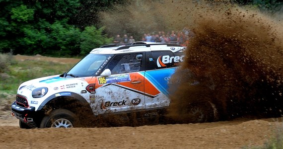 Krzysztof Hołowczyc i Łukasz Kurzeja (Mini John Cooper Works Rally) okazali się najszybszą załogą na pierwszym niedzielnym odcinku specjalnym – liczącej nieco ponad 18 km próbie Krzekowo.