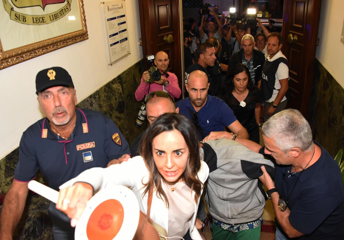 Trzej nieletni sprawcy napaści na Polaków w Rimini - dwaj Marokańczycy i Nigeryjczyk - zostali przewiezieni do zakładu karnego dla nieletnich w Bolonii - podały włoskie media. Dwaj bracia Marokańczycy stawili się sami w sobotę na posterunku karabinierów niedaleko miasta Pesaro. Nieletni Nigeryjczyk został aresztowany kilka godzin później w tej okolicy.