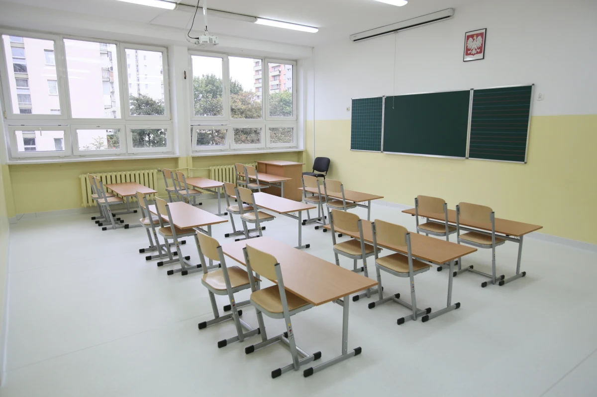 Czwarty września to początek nowego roku szkolnego. Po 18-letniej przerwie na edukacyjną mapę wracają 8-letnie podstawówki. Rozpoczyna się też proces wygaszania - jak podkreśla resort edukacji - gimnazjów. Naukę w szkołach podstawowych i gimnazjach zaczynają trzy miliony uczniów. Do pracy wraca również ponad sześćset tysięcy nauczycieli. 