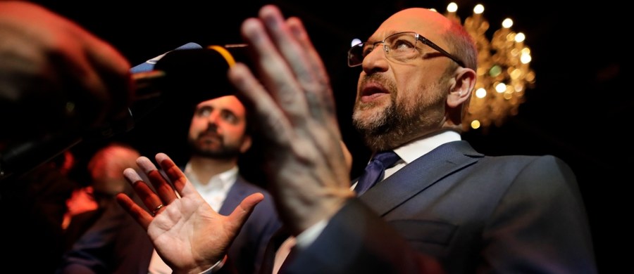 Kandydat SPD na kanclerza Martin Schulz podczas telewizyjnej dyskusji przedwyborczej z Angelą Merkel zarzucił Polsce i Węgrom, że odmawiając przyjęcia uchodźców uniemożliwiają powstanie europejskiej polityki migracyjnej. Zagroził też konsekwencjami finansowymi.