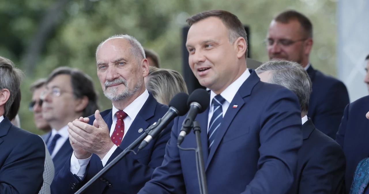 Andrzej Duda nie zamierza ustępować Antoniemu Macierewiczowi - twierdzi gazeta