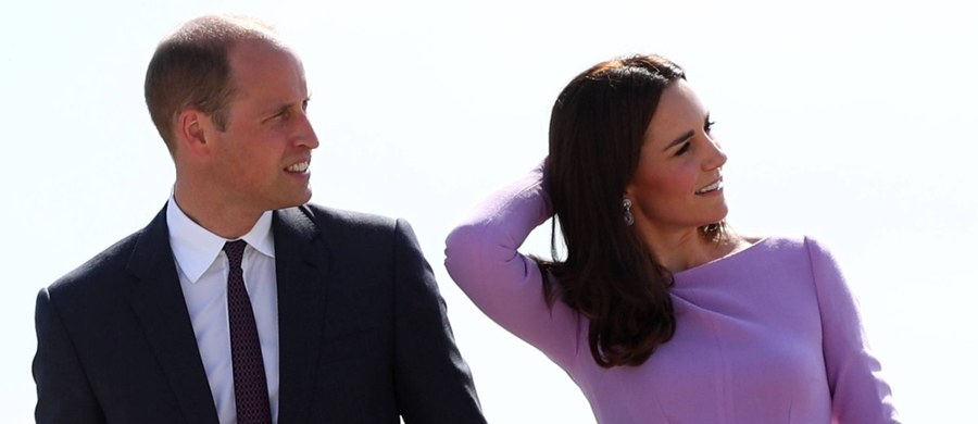 Pogłoski się potwierdziły: brytyjska para książęca Kate i William oczekują swego trzeciego dziecka! O ciąży Kate poinformował właśnie oficjalnie Pałac Kensington. Przypomnijmy, uwielbiana przez Brytyjczyków książęca para ma już czteroletniego synka George’a i dwuletnią córeczkę Charlotte.