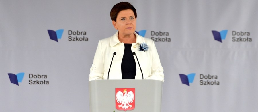 Pensje nauczycieli wzrosną w ciągu trzech lat o 15 proc. - zapowiedziała w poniedziałek premier Beata Szydło. Pierwsza podwyżka ma nastąpić 1 kwietnia 2018, druga - 1 stycznia 2019, trzecia 1 stycznia 2020.