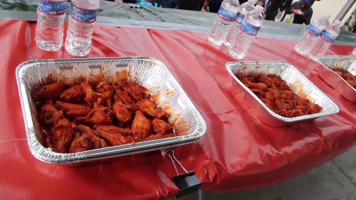 220 piekielnie ostrych skrzydełek w 12 minut! Taki wynik osiągnął Joey Chestnut podczas festiwalu "Buffalo Wing". Impreza polega na jedzeniu ostrych potraw na czas. 