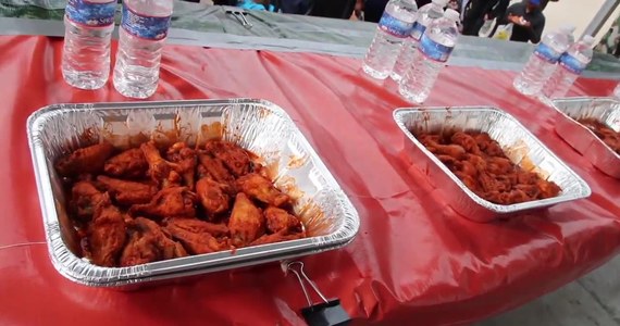 220 piekielnie ostrych skrzydełek w 12 minut! Taki wynik osiągnął Joey Chestnut podczas festiwalu "Buffalo Wing". Impreza polega na jedzeniu ostrych potraw na czas. 