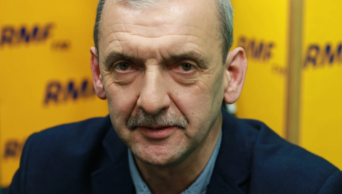 „Postanowiliśmy, że stworzymy rodzaj stowarzyszenia, które będzie grupowało wszystkich, którzy mają coś interesującego do powiedzenia w ramach szeroko rozumianej polityki edukacyjnej. Chodzi o to, żebyśmy nie tylko monitorowali przebieg zmian, ale próbowali także wypracować pozytywne rozwiązania” – mówi w Popołudniowej rozmowie w RMF FM prezes Związku Nauczycielstwa Polskiego Sławomir Broniarz. Dodał, że odejścia ponad 9 tysięcy nauczycieli to rezultat postępującej reformy. „Według informacji z arkuszy organizacyjnych, w następstwie zmian w strukturze szkolnictwa było odejście z zawodu 9700 nauczycieli. Nie mamy powodu przypuszczać, że gdyby ta reforma nie weszła życie, to ta sytuacja by wyglądała zupełnie inaczej” – mówi gość Marcina Zaborskiego. O propozycjach podwyżek dla nauczycieli mówi, że to "kiełbasa wyborcza". „Szybko daje ten, kto dwa razy daje” – twierdzi. „W marcu słyszeliśmy, że pani premier ma nam dać podwyżki. Ale kiedy? Za rok, za dwa, za trzy lata?” – pytał Broniarz. Przyznał także, że wszyscy nauczyciele powinni dostać podwyżki, nie tylko ci, których bezpośrednio dotyka reforma edukacja. „Nie możemy dzielić na podwyżki dla tych, którzy są w reformę zaangażowani i na tych, którzy nie są, bo wszyscy decydujemy o jakości polskiej szkoły” – zaznaczył. 