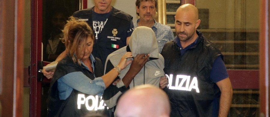 Trzech napastników, którzy w Rimini pobili Polaka, a następnie kilkukrotnie zgwałcili jego żonę, twierdzą, że tak naprawdę... niczego złego nie zrobili. Według źródeł policyjnych, nastolatkowie tłumaczą, że ich rola w ataku "ograniczała się do przytrzymywania ofiar", a głównym oprawcą był lider grupy, Kongijczyk Guerlin Butungu.