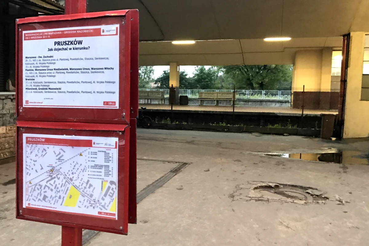 ​"Musimy jakoś przetrwać ten rok" - mówią naszemu reporterowi mieszkańcy podwarszawskich miejscowości, którzy od dziś nie dojadą pociągiem do Warszawy. Rozpoczął się remont podmiejskiej linii kolejowej z Grodziska Mazowieckiego do Warszawy. Są dni, kiedy korzysta z niej ćwierć miliona podróżnych. Remont tej trasy potrwa co najmniej 12 miesięcy. ZTM wprowadza zmiany na liniach kursujących do Ursusa i dzielnicy Włochy: to kilkadziesiąt dodatkowych kursów i autobusy przegubowe zamiast 12-metrowych.