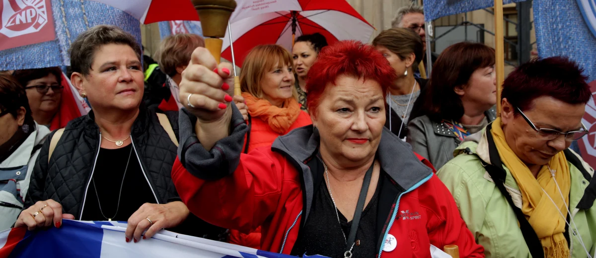 "Nie dla reformy edukacji" – pod takim hasłem pikietują w Warszawie przed siedzibą Ministerstwa Edukacji Narodowej nauczyciele i rodzice, którzy są przeciwni zmianom w oświacie.