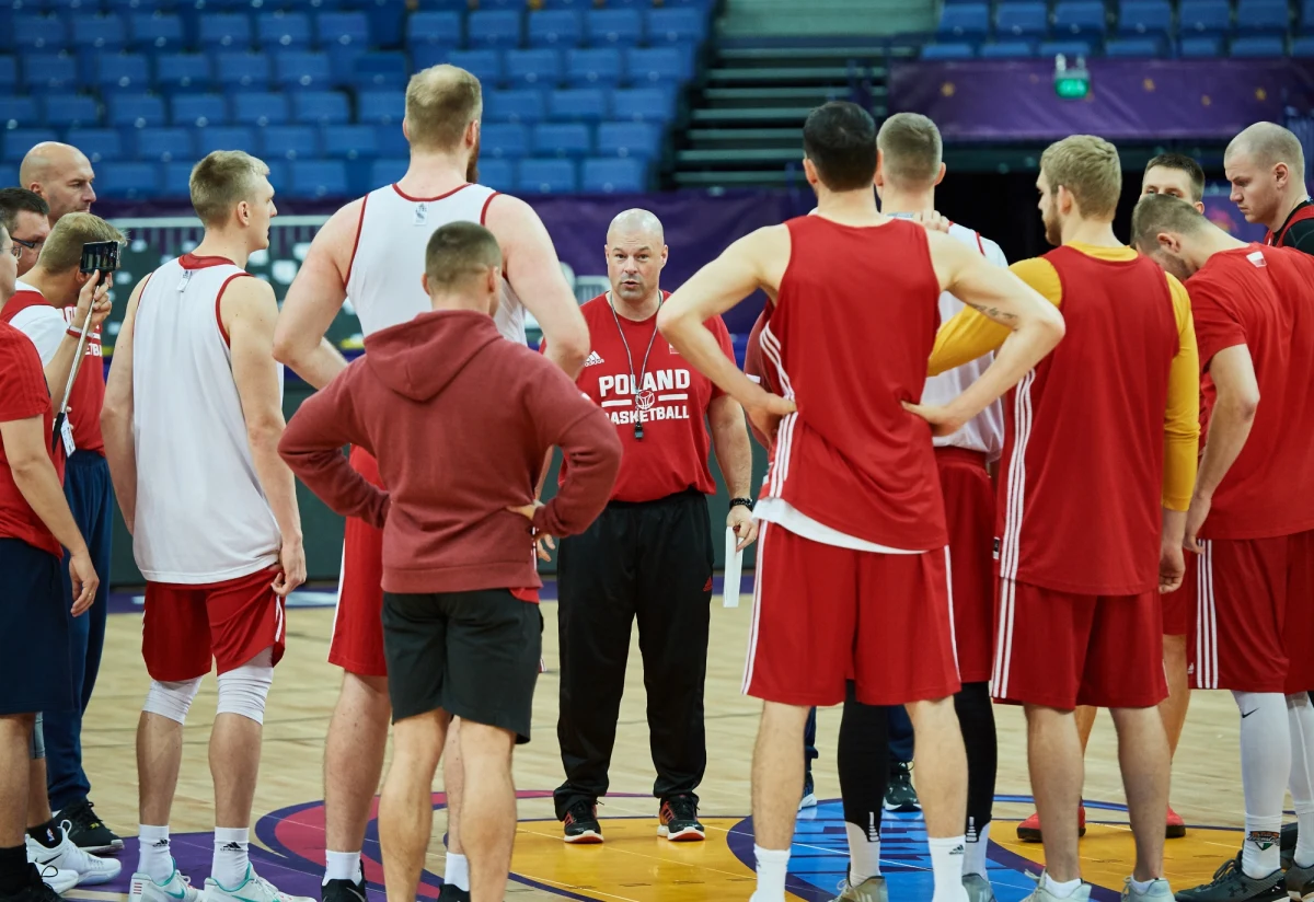 W spokoju i skupieniu polscy koszykarze trenowali w Hartwall Arenie w Helsinkach przed wtorkowym meczem z faworyzowaną Francją w mistrzostwach Europy. Odbudowa pozytywnej atmosfery po porażce z zespołem gospodarzy trwa już od niedzielnego wieczora.