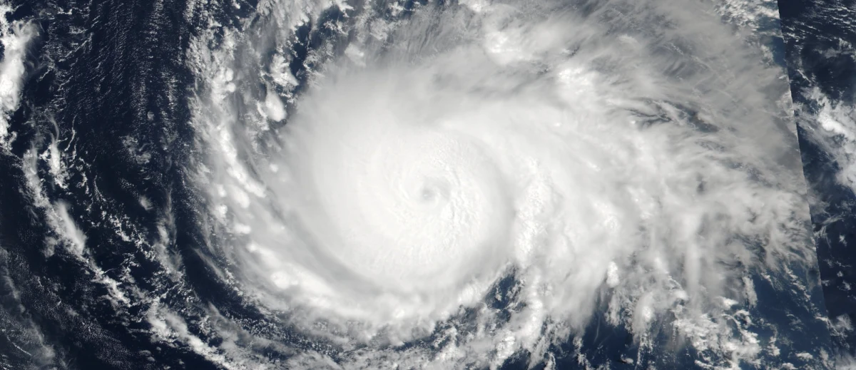 Gubernator stanu Floryda Rick Scott wprowadził stan wyjątkowy przed spodziewanym atakiem huraganu Irma. Żywioł zagraża również całemu wschodniemu wybrzeżu USA i Karaibom.