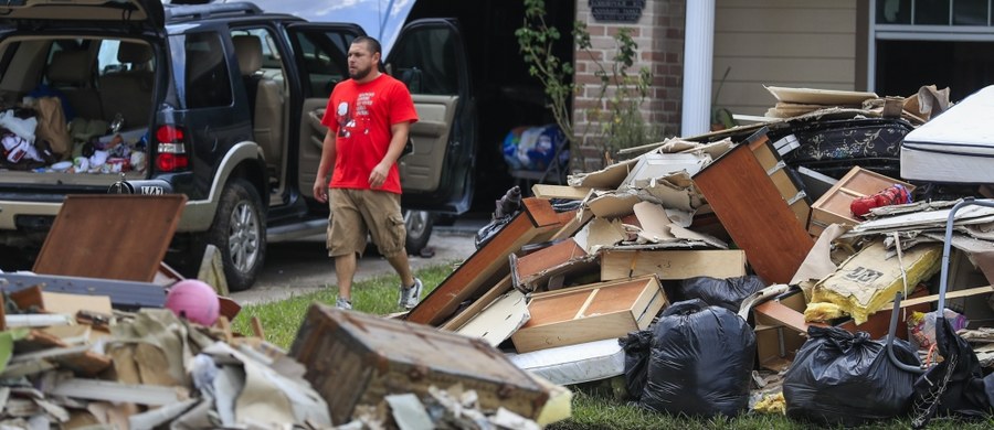 Co najmniej 560 tys. rodzin, które straciły swoje domy zniszczone przez huragan Harvey, zwróciło się do władz federalnych o pomoc w zaspokojeniu ich potrzeb mieszkaniowych - poinformował John Long z Federalnej Agencji Zarządzania Kryzysowego (FEMA).