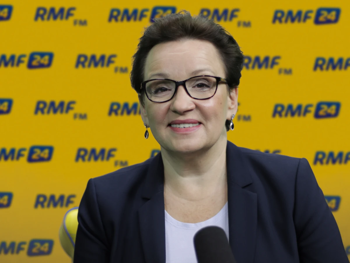 "​Szkoły zdążyły. Wszystko przygotowaliśmy, policzyliśmy, spotkaliśmy się też z kuratorami, którzy z kolei rozmawiali z dyrektorami. Szkoła jest żywym organizmem. Zdajemy sobie sprawę, że w różnych miejscach, mogły się zdarzyć różne kwestie. Na tym polega wdrażanie dużej reformy" - mówi gość Roberta Mazurka w RMF FM minister edukacji Anna Zalewska pytana o reformę oświaty, która weszła w życie od 1 września. "Dwuzmianowość? Dostrzegamy ten problem. Będziemy go eliminować"- podkreśla. Jednocześnie minister edukacji dodaje: za inwestycje, szkoły, wyposażenie - odpowiada samorząd. "Przez wiele lat w szkołach kumulowano roczniki". Szefowa resortu edukacji pytana, kiedy w szkołach pojawią się lekarze i pielęgniarki odpowiada: jest realna szansa, że tak będzie wiosną przyszłego roku. "Pan minister zdrowia Radziwiłł ma na to pieniądze" - twierdzi poranny gość RMF FM. 