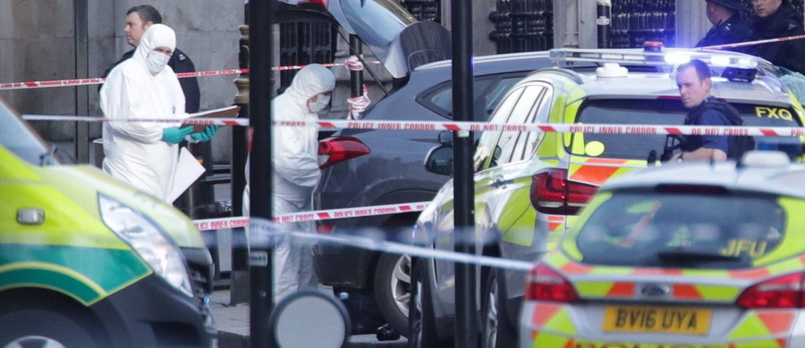 Islamscy bojownicy usiłowali zrekrutować dziennikarza BBC przed marcowym zamachem na Moście Westminsterskim w Londynie. Myśleli, że komunikują się z 17-letnim londyńczykiem. Dziennikarz utrzymywał kontakt z islamskimi bojownikami na zakodowanej stronie internetowej. Udawał młodego muzułmanina, który po doświadczeniach z narkotykami pragnie powrócić na łono Islamu. Przypomnijmy, w wyniku marcowego zamachu w Londynie zginęło 6 osób, a 49 zostało rannych. Napastnik znajdując się na Moście Westminsterskim najpierw wjechał samochodem w tłum ludzi, po czym wysiadł z pojazdu i rzucił się z nożem na policjantów. 