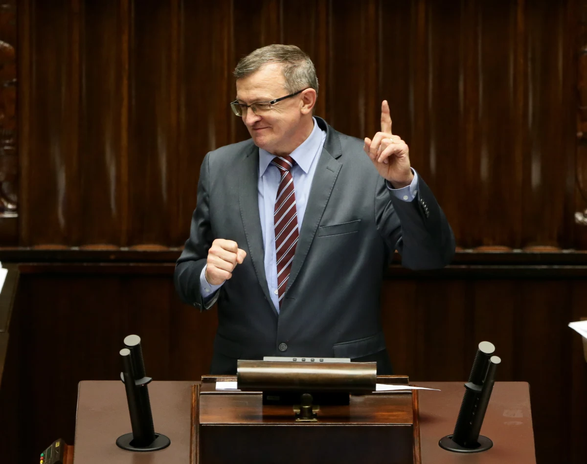 Już dwa miesiące temu warszawska prokuratura umorzyła sprawę znieważenia w mediach posła PiS Tadeusza Cymańskiego, zwymyślanego przez Mariusza M. podczas wydarzeń w nocy 16 grudnia ubiegłego roku. Uzasadnienie decyzji mówi o "braku interesu społecznego w kontynuowaniu ścigania z urzędu przestępstwa, ściganego (zwykle) z oskarżenia prywatnego". Sam Tadeusz Cymański mówi nie tylko się na umorzenie nie skarży, ale mówi, że jest za nie wdzięczny.