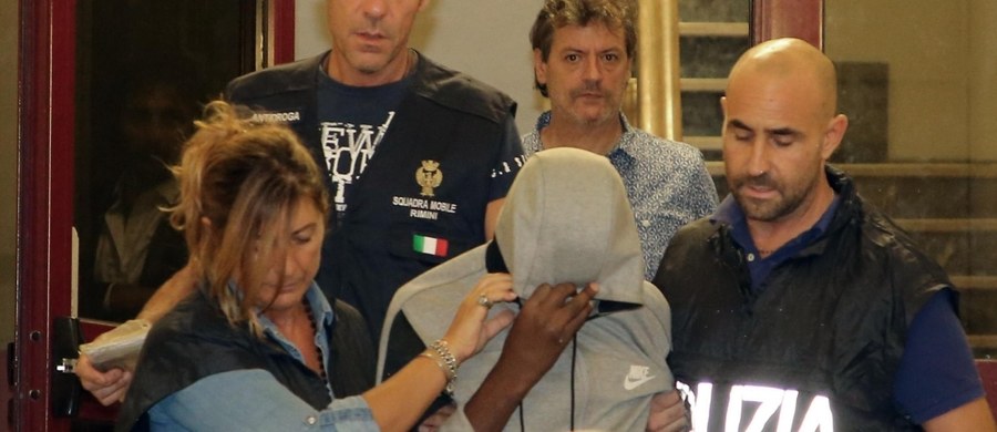 Kary, jakie mogą otrzymać trzej nieletni sprawcy gwałtu i pobicia polskich turystów w Rimini, mogą być niskie i wynieść około 5-6 lat - wynika z analiz opublikowanych we włoskich mediach. Wyjaśniają one, że jest to rezultat stosowania łagodnych przepisów dotyczących nieletnich.

