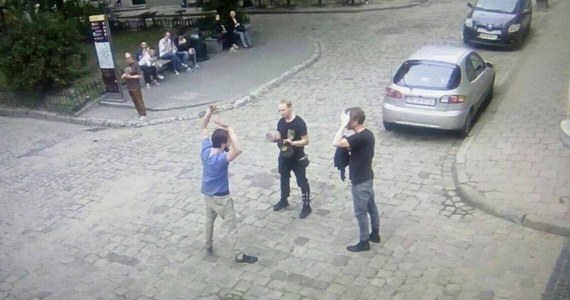 ​Ukraińscy policjanci zatrzymali we Lwowie polskiego turystę, który awanturował się w centrum miasta. Kiedy na miejsce przybyli strażnicy, Polak postanowił się... rozebrać. 