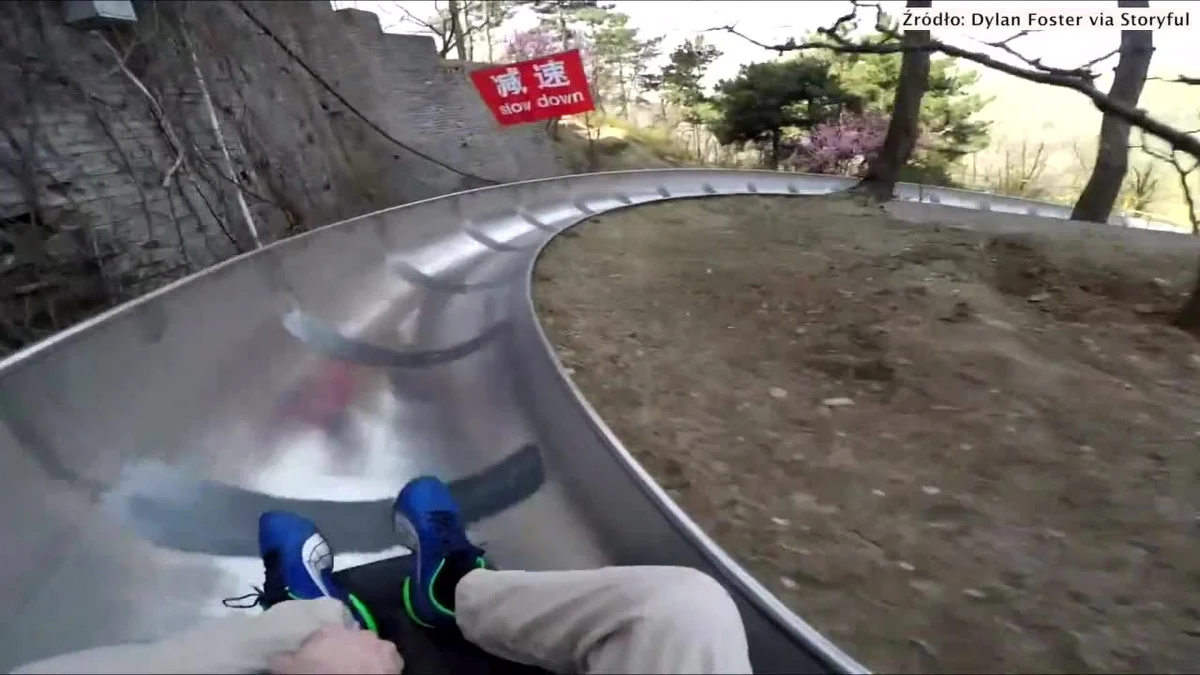 Turyści, którzy wyszli na Mutianyu, jedną z części Wielkiego Muru Chińskiego, niekoniecznie muszą z niego schodzić tą samą drogą. Oprócz kolei linowej mogą skorzystać z opcji alternatywnej - zjazdu z góry na sankach. Emocje i wspaniałe widoki gwarantowane.