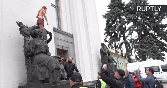 Członkini feministycznej grupy aktywistek Femen w ramach protestu rozebrała się do pasa i wdrapała się na rzeźbę przy gmachu ukraińskiego parlamentu. Protest Femenu pod hasłem "Pierwszy września w Szkole Korupcji" odnosił się do otwartej właśnie kolejnej sesji parlamentu. Hasło znalazło się także na nagim tułowiu kobiety. Ta stała na rzeźbie przez dobre dwie minuty, dzwoniąc dzwonkiem. Na miejscu natychmiast pojawili się policjanci, którzy zatrzymali aktywistkę i zabrali ją na przesłuchanie.