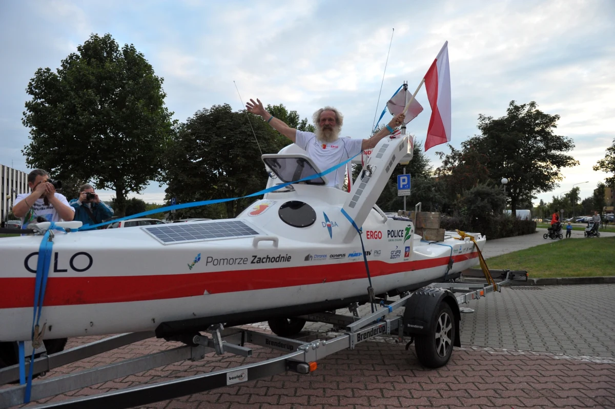 Rodzina, władze miasta i tłumy mieszkańców powitały w Policach Aleksandra Dobę, który niedawno przepłynął kajakiem trzeci raz Ocean Atlantycki. Jak mówił, to już ostatnia jego tak duża wyprawa.