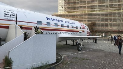 ​Samolot szpecący centrum Warszawy ma zniknąć. "Typowy polski kicz"