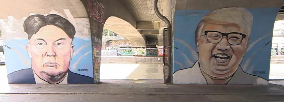 Australijski artysta graffiti wpadł na pomysł, by przedstawić na muralu światowych przywódców w nietypowy sposób. Lush Sux zamienił fryzury Kim Dzong Una i Donalda Trumpa. Jego dzieło można podziwiać pod jednym z wiedeńskich wiaduktów. Lush Sux znany jest z murali przedstawiających aktualne problemy w humorystyczny sposób.