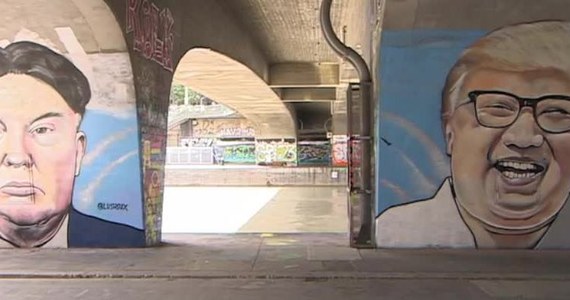 Australijski artysta graffiti wpadł na pomysł, by przedstawić na muralu światowych przywódców w nietypowy sposób. Lush Sux zamienił fryzury Kim Dzong Una i Donalda Trumpa. Jego dzieło można podziwiać pod jednym z wiedeńskich wiaduktów. Lush Sux znany jest z murali przedstawiających aktualne problemy w humorystyczny sposób.