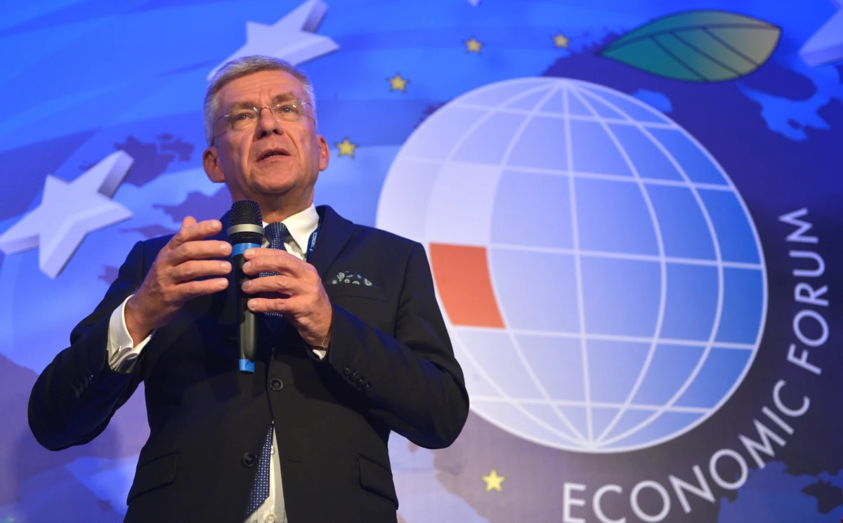 "Gdybym był szefem rzecznika prezydenta Krzysztofa Łapińskiego, zwolniłbym go" - tak marszałek Senatu Stanisław Karczewski skomentował słowa Łapińskiego dotyczące wpływu premier Beaty Szydło na skład rządu. Dziś głos w tej sprawie zabrał też sam zainteresowany. "Moim zwierzchnikiem jest prezydent Andrzej Duda" - podkreślił rzecznik prezydenta. Z kolei premier Beata Szydło pytana o wymianę zdań między marszałkiem a rzecznikiem powiedziała: Pan prezydent podejmuje decyzję wobec swoich pracowników, tak samo jak ja podejmuję decyzję wobec moich współpracowników, i nie będę absolutnie komentować słów pana rzecznika prezydenta". 