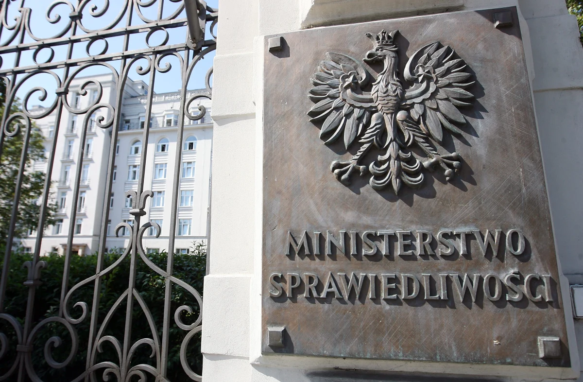 Ministerstwo Sprawiedliwości nie zamierza w żaden sposób komentować prezydenckich pomysłów reformy sadownictwa w Polsce ujawnionych przez RMF FM. Potwierdziły się nasze informacje, że Pałac Prezydencki tworzy ustawy samodzielnie, bez jakiejkolwiek konsultacji z rządem.