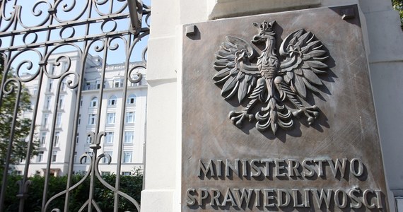 Ministerstwo Sprawiedliwości nie zamierza w żaden sposób komentować prezydenckich pomysłów reformy sadownictwa w Polsce ujawnionych przez RMF FM. Potwierdziły się nasze informacje, że Pałac Prezydencki tworzy ustawy samodzielnie, bez jakiejkolwiek konsultacji z rządem.