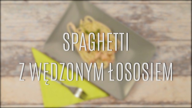 Makaron spaghetti daje mnóstwo możliwości w kuchni - niezliczona jest ilość dań, które można przygotować z tą przepyszną włoską pastą. Tym razem mamy dla was pomysł na spaghetti z wędzonym łososiem i dodatkiem koperkowego sosu. Takie danie będzie aromatyczne i sycące - wystarczy parę chwil, by je przyrządzić. Zobaczcie nasz przepis!