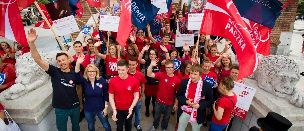 Z czym kojarzy Ci się słowo „wolontariusz”? Przychodzą Ci na myśl młodzi ludzie w kolorowych koszulkach na imprezach masowych czy starsze panie opiekujące się bezdomnymi kotami? Wolontariat to dla jednych fajna zabawa, dla innych sposób na spełnienie w życiu. Ale jest jeszcze jedna korzyść z bycia wolontariuszem, o której w ogóle się nie mówi. Przedstawiamy 6 dowodów na to, że doświadczenie w wolontariacie daje pracę!