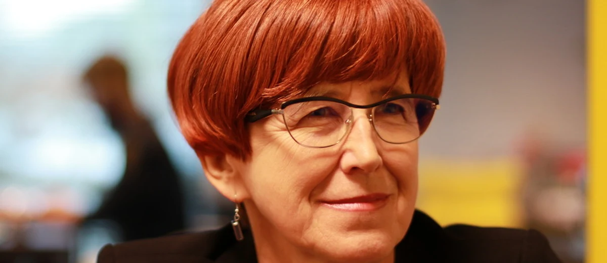 Kiedy będzie niższy VAT na ubranka dziecięce? „Nie wszystkie obietnice można zrealizować od razu” – mówi w Popołudniowej rozmowie w RMF FM minister rodziny, pracy i polityki społecznej Elżbieta Rafalska. „Nakłady na politykę rodzinną wzrosły do ponad 3 proc. PKB, a jeszcze w 2011 roku wynosiły 1,3 proc. To jest gigantyczny wzrost środków i nie ma dzisiaj powodów, by narzekać na to, że rodziny nie otrzymały ze strony rządu dużego wsparcia” – dodaje. Przyznaje także, że przed rządem jeszcze wiele zadań. „Ciągle nie ma jeszcze dwóch lat pełnych naszych rządów. Póki co realizujemy inne projekty, a swoją wiarygodność wzmacniamy, bo wiele ważnych rzeczy zostało zrealizowanych” – mówi gość Marcina Zaborskiego. Czy jeszcze w tej kadencji niższy VAT na ubranka dziecięce? „Ja bym się nie zmartwiła” – mówi. Przyznaje także, że nie będzie niczego obiecywać. „Nie będę żadnych nieodpowiedzialnych obietnic i dat składać w mediach” – dodaje Rafalska. Minister przyznała także, że w Polsce mamy jedne z najdłuższych urlopów macierzyńskich w Europie. „Nie mamy powodów, by narzekać na ich długość” – mówi szefowa resortu. „Te urlopy, które wprowadziła poprzednia ekipa, to jest jedna z tych rzeczy, która przysłużyła się polityce rodzinnej” – zaznaczyła Rafalska. 