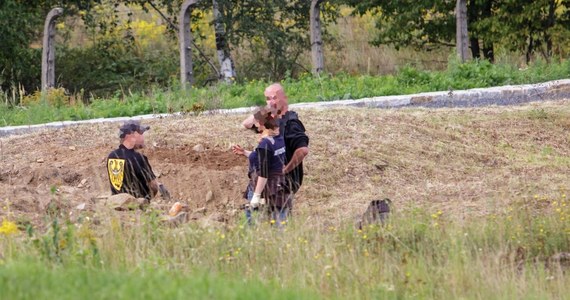 Szczątki 14 ciał znaleziono na terenie byłego obozu niemieckiego Gross Rosen w Rogoźnicy na Dolnym Śląsku. Na masowy grób na terenie obecnego muzeum trafiono w czasie zaplanowanych prac konserwatorskich. Brali w nich udział specjaliści z Instytutu Pamięci Narodowej, ponieważ miejsce prac, jako zbiorową mogiłę, wskazał w swoich zeznaniach były więzień obozu.